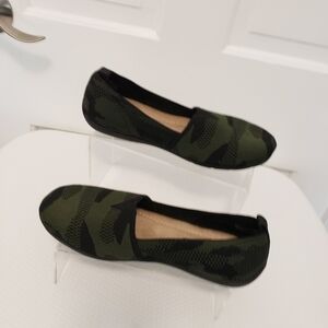 MIA Amore Darcee Green Camo knit Memory Foam Loafers Size 9W, comfy, casual